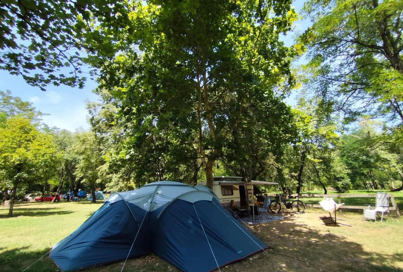 Кемпинг Emplacement Tente, Caravane 120 M2 Chauzon